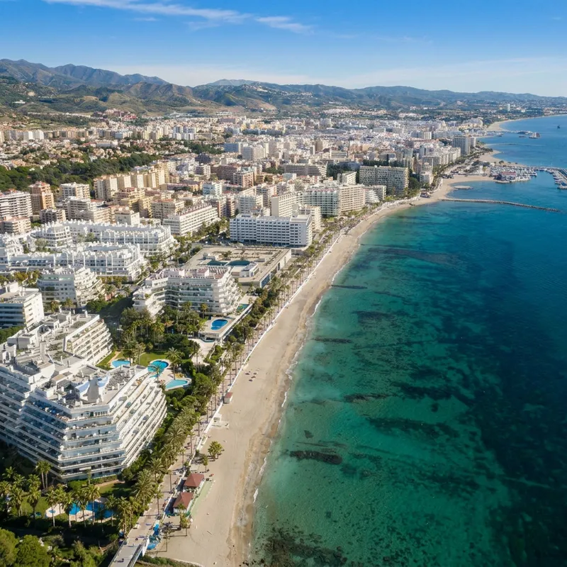 Vista aérea de la costa de Marbella con áticos y terrazas con toldos